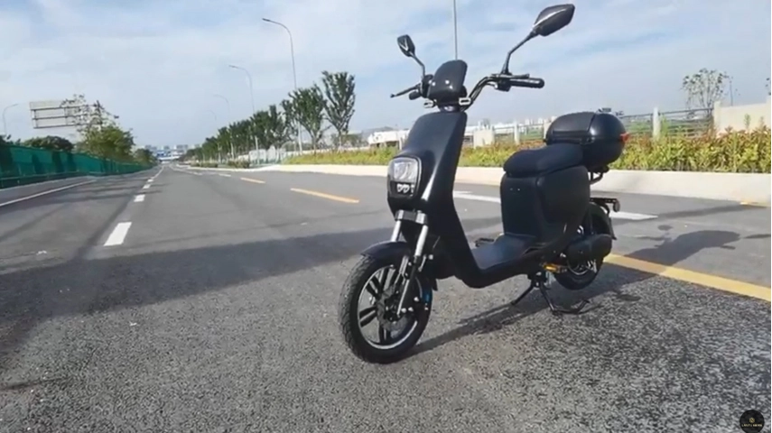 Scooter de banlieue avec la pédale assistée