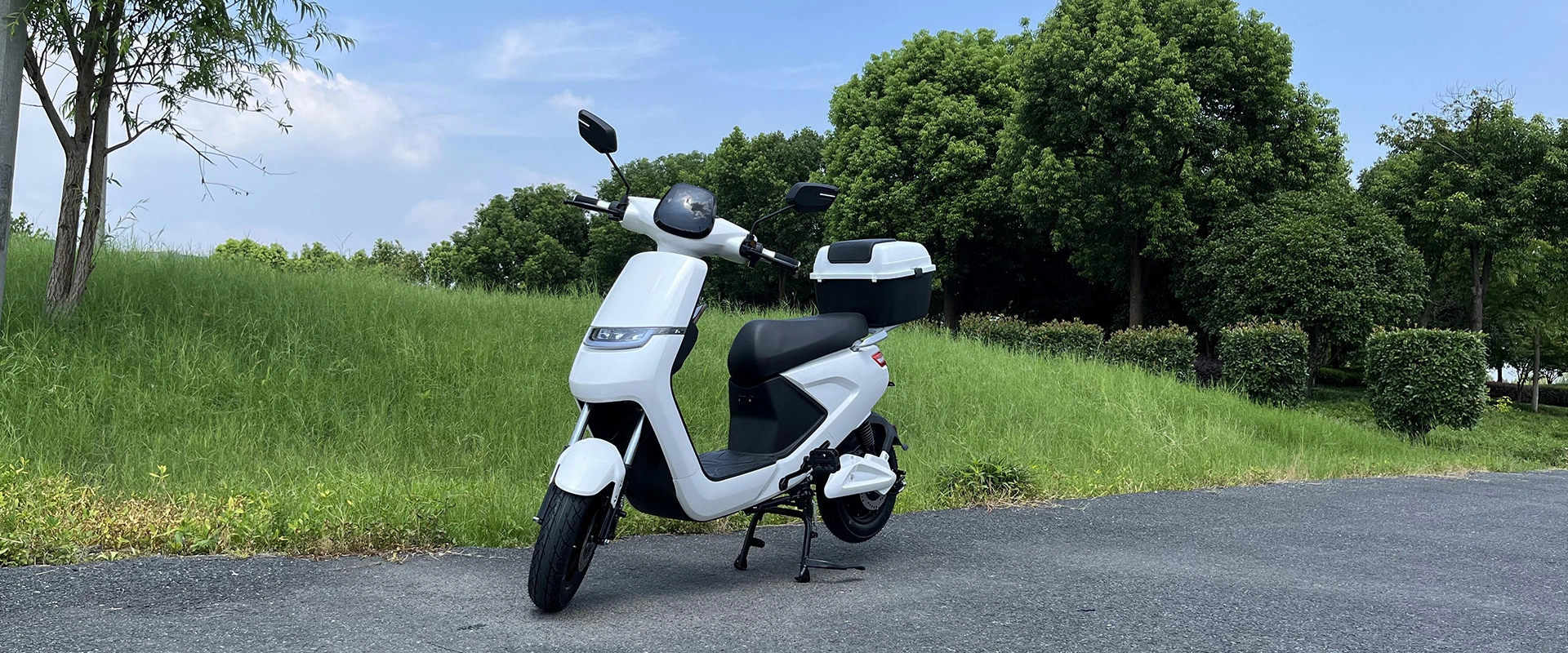 Cyclomoteur électrique avec pédales