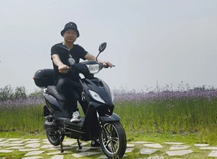 Sain et respectueux de l'environnement: un parcours cycliste vert avec un scooter électrique avec pédales pour adultes